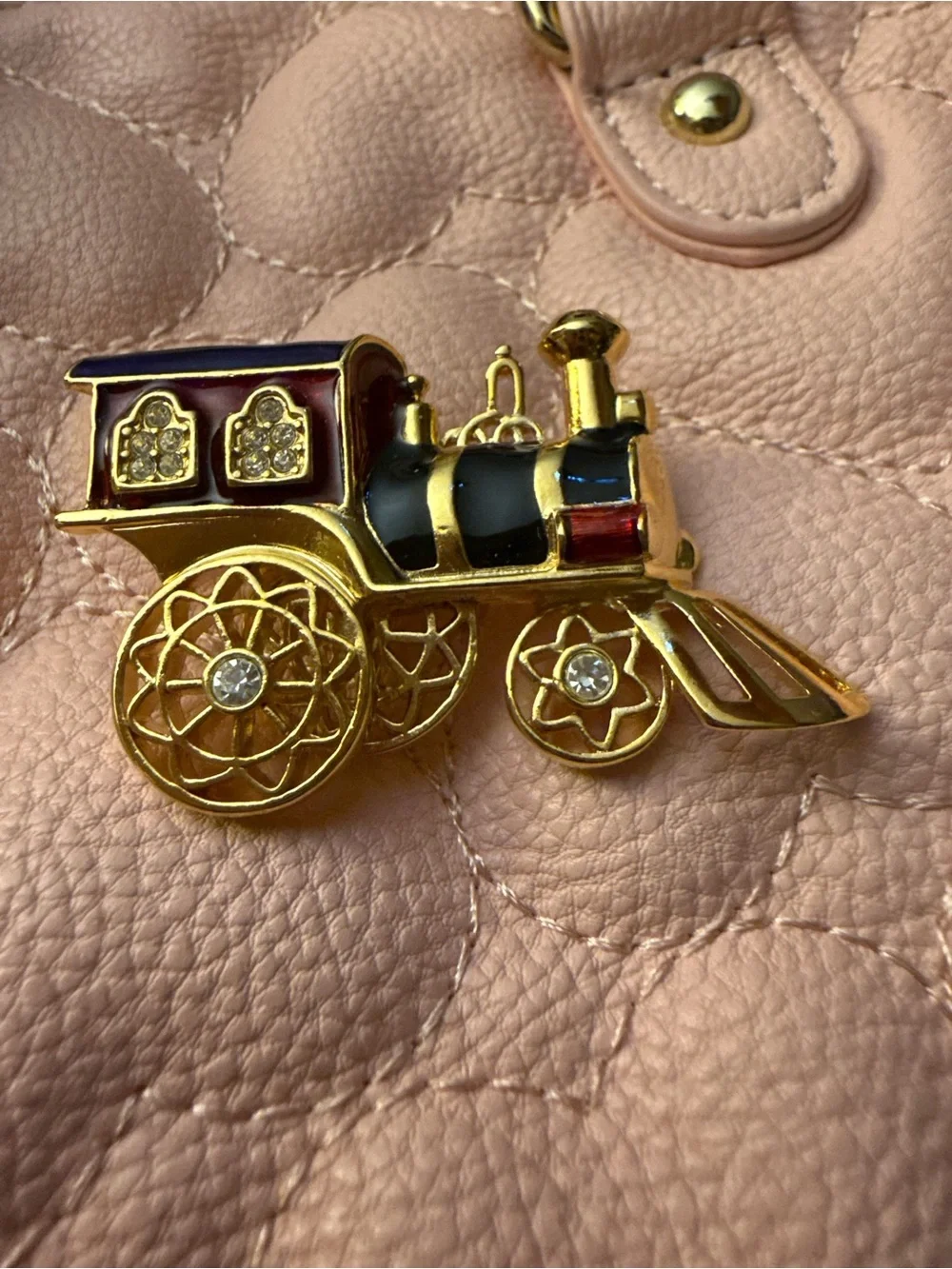 Avon Goldtone Festive Brooch - Vintage Collection